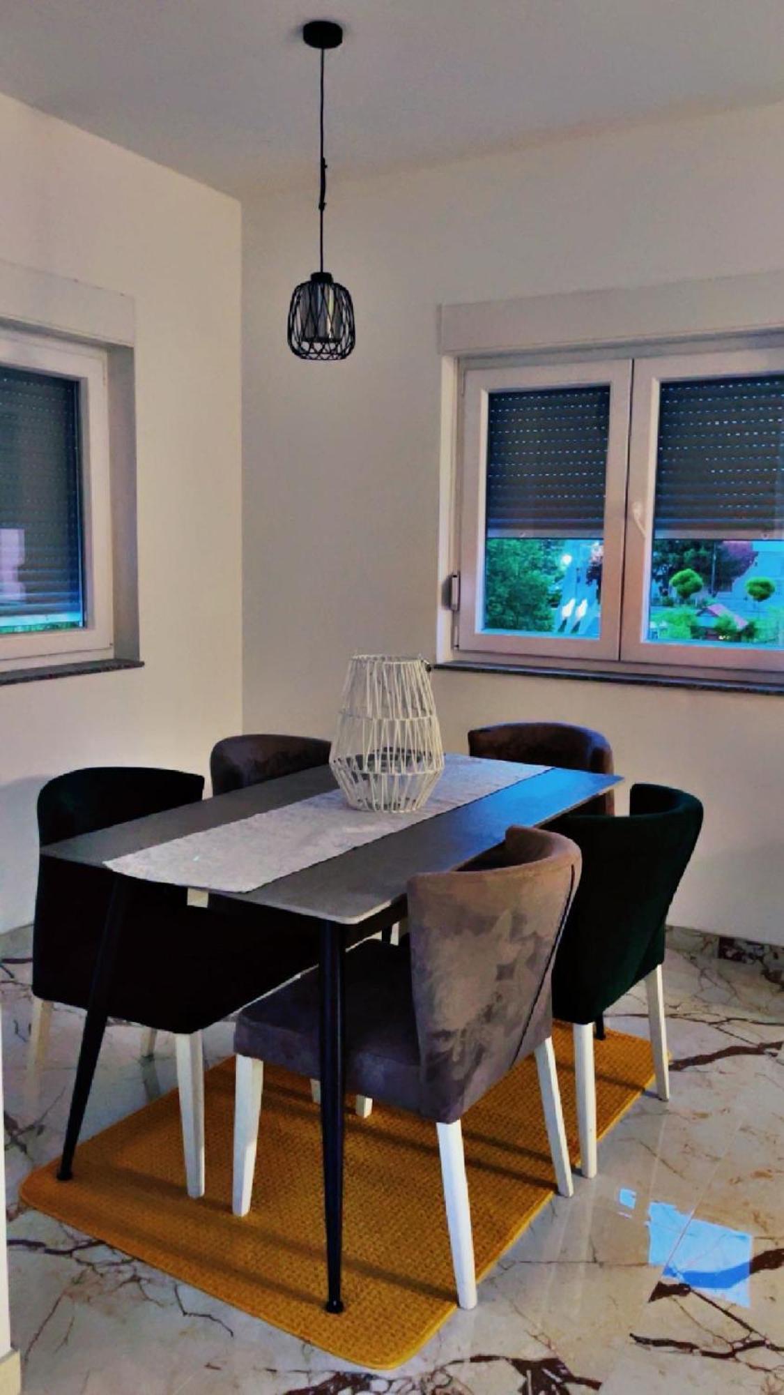 Tara Apartman *
